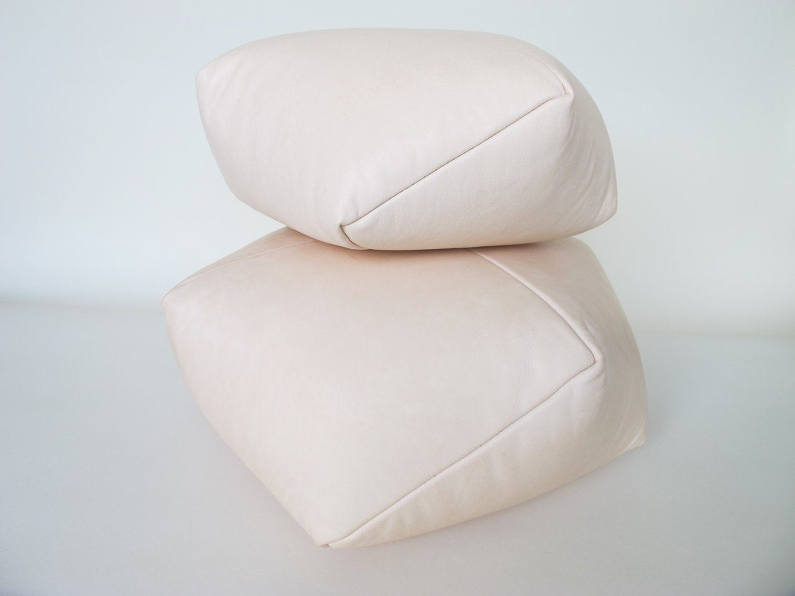 DUMPLING CUSHION in nude leather, med